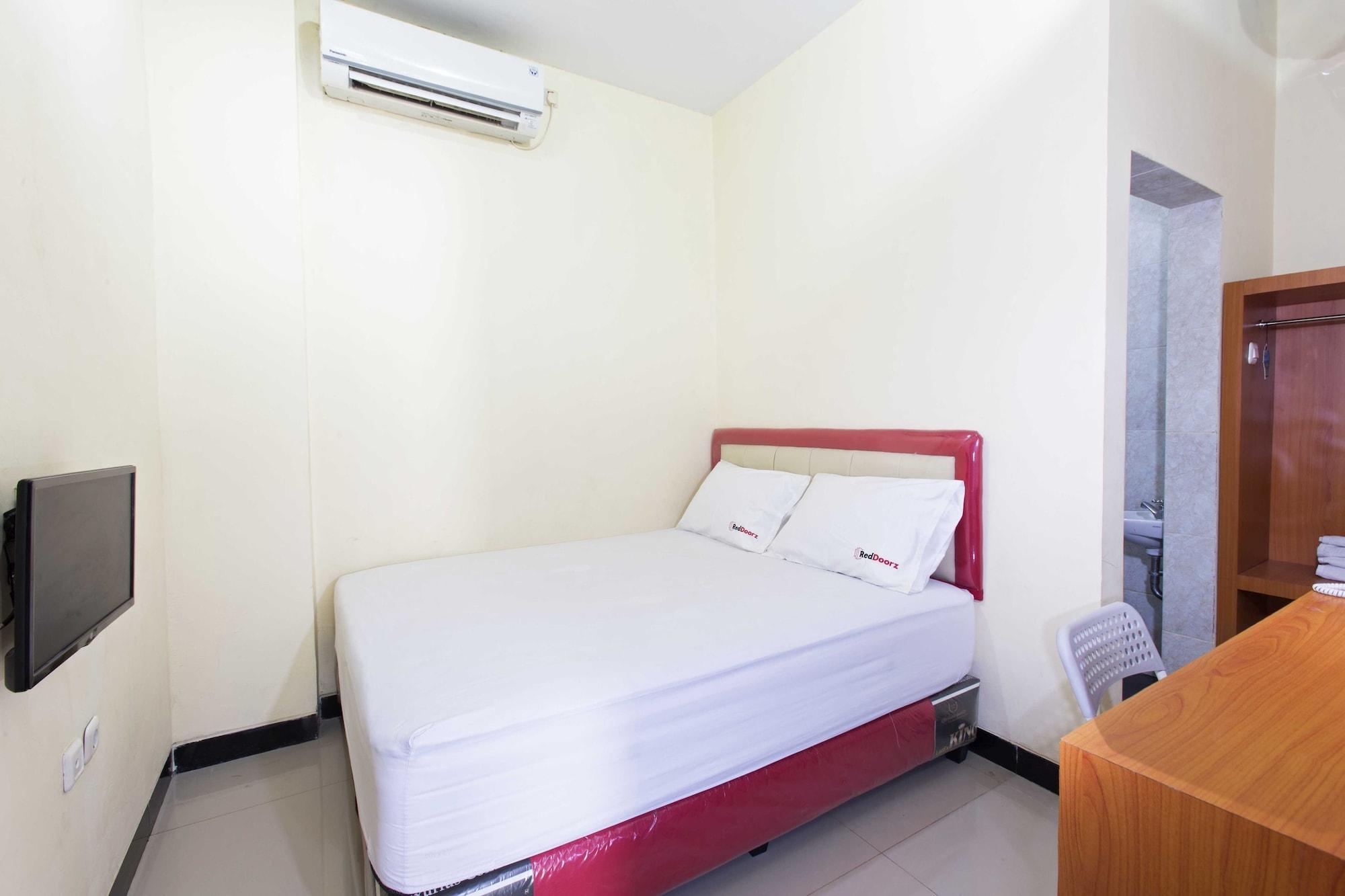 RedDoorz Plus @ Jalan Pemuda Dżakarta Zewnętrze zdjęcie