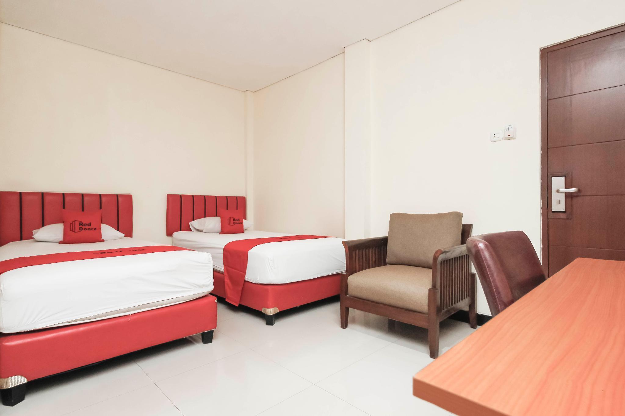 RedDoorz Plus @ Jalan Pemuda Dżakarta Zewnętrze zdjęcie