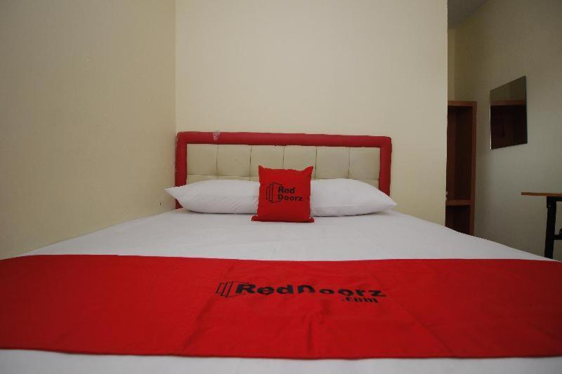 RedDoorz Plus @ Jalan Pemuda Dżakarta Pokój zdjęcie