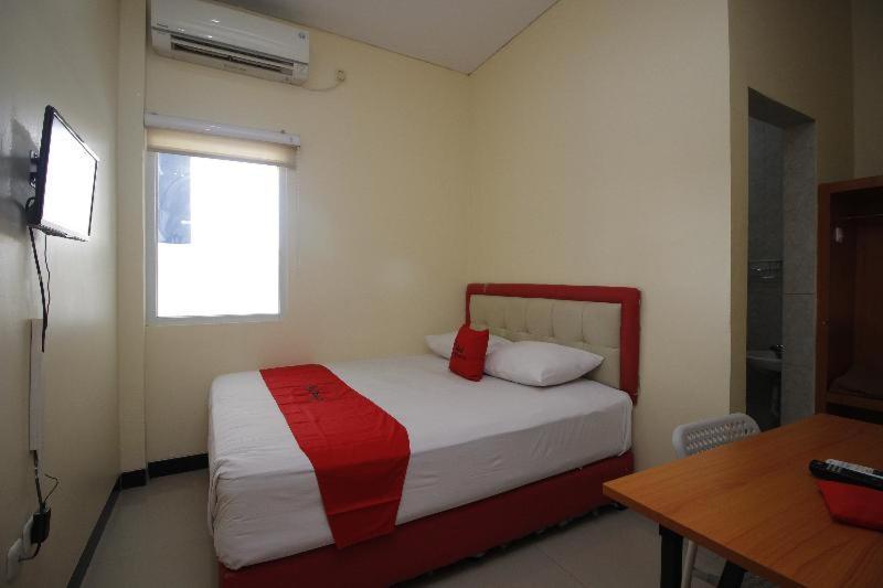 RedDoorz Plus @ Jalan Pemuda Dżakarta Pokój zdjęcie